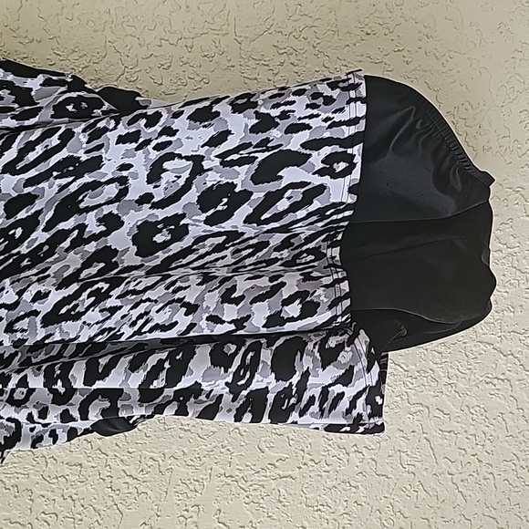 TRINSHAPER one piece bathing suit black and white. Size Medium to large. - Picture 6 of 12